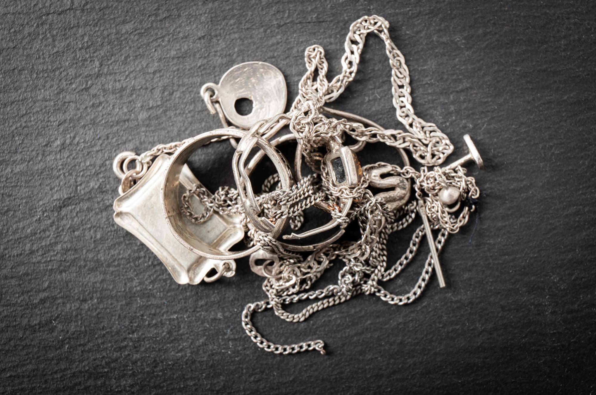 Bijoux en argent variés comprenant bagues, chaînes et pendentifs pouvant être vendus lors d’un rachat de bijoux en argent
