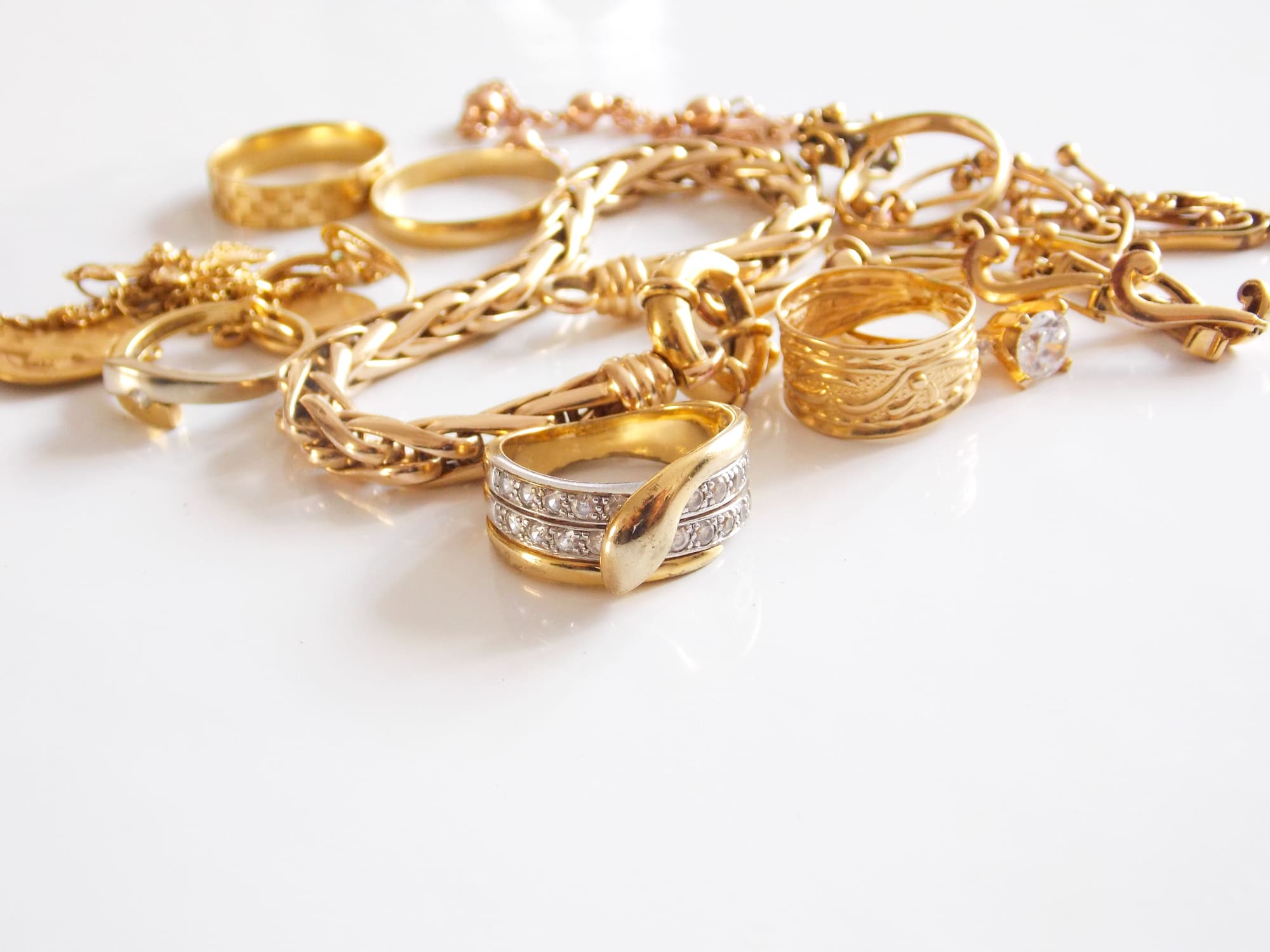 Bijoux en or variés comprenant bagues, chaînes et bracelets pouvant être vendus lors d’un rachat d’or.