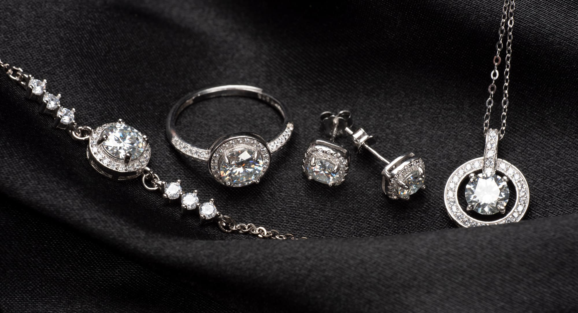 Bijoux sertis de diamants comprenant bague, collier et boucles d’oreilles pouvant être vendus lors d’un rachat de diamants.