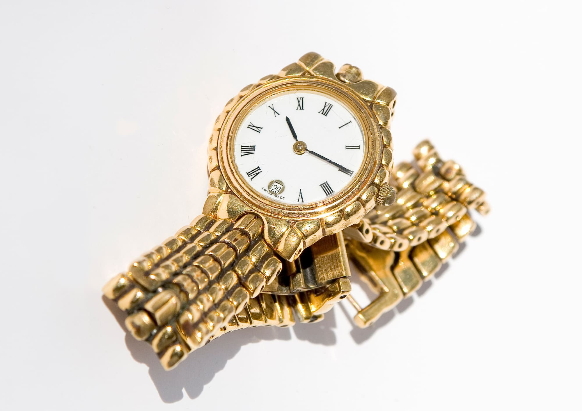 Montre en or avec bracelet métallique illustrant un bijou pouvant être vendu lors d’un rachat de montre en or.